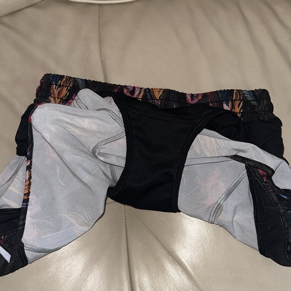 Lululemon Hotty HOT SHORTS 2.5" Floral Multi Black - Picture 7 of 8